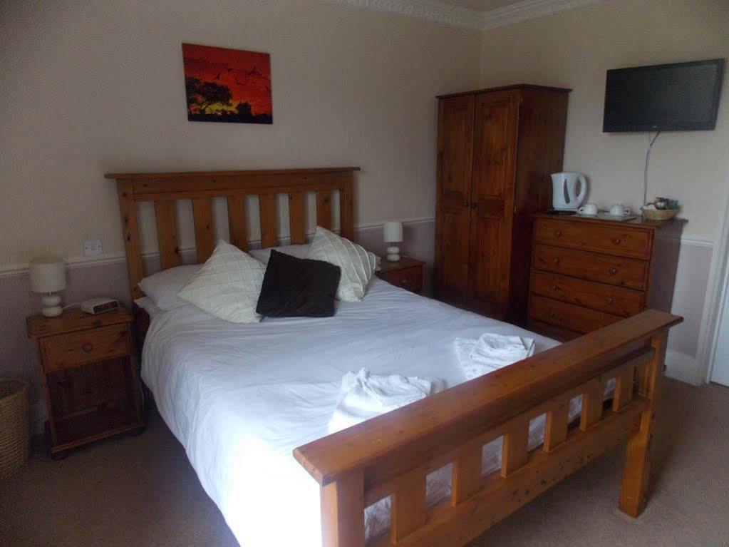 The Penruddocke Arms Bed & Breakfast Dinton  ภายนอก รูปภาพ