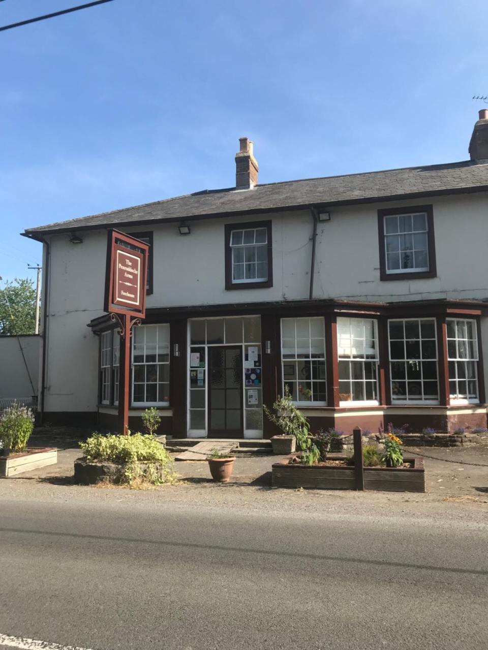 The Penruddocke Arms Bed & Breakfast Dinton  ภายนอก รูปภาพ